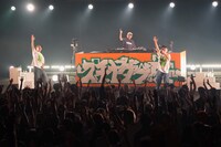 「5th WHEEL 2 the COACH 30th LIVE」の様子。（撮影：三浦憲治）