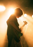 マナミオーガキ（B, Vo）（撮影：雨宮透貴）