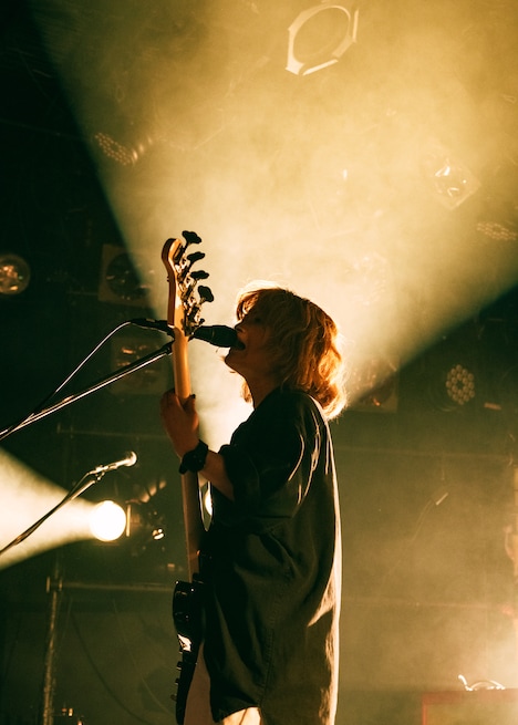 マナミオーガキ（B, Vo）（撮影：雨宮透貴）