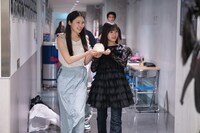 サプライズでバースデーケーキを運ぶ風見和香（左）と仲村悠菜（右）。