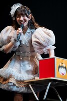 ボックスから質問を引く桜井えま。