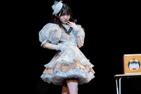 「今日一番の大人っぽいキメ顔」を披露する桜井えま。