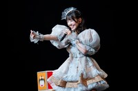 指ハートを送る桜井えま。