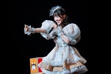 指ハートを送る桜井えま。