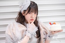 「今日一番の大人っぽいキメ顔」でケーキを持つ桜井えま。