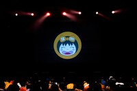 開演直前のステージ。