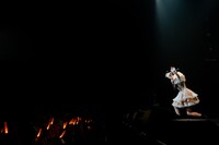 観客とともに第九を歌う桜井えま。