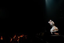 観客とともに第九を歌う桜井えま。