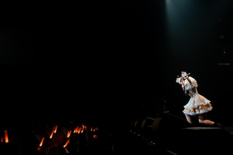 観客とともに第九を歌う桜井えま。