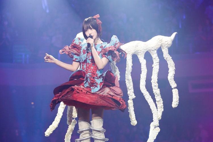 anoの日本武道館公演「呪いをかけて、まぼろしをといて。」より。(撮影:横山マサト)