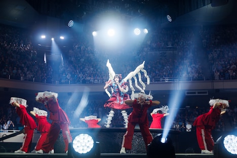 anoの日本武道館公演「呪いをかけて、まぼろしをといて。」より。（撮影：横山マサト）