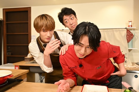 下から宮舘涼太（Snow Man）、ジェシー（SixTONES）、後藤輝基（フットボールアワー）。©TBS