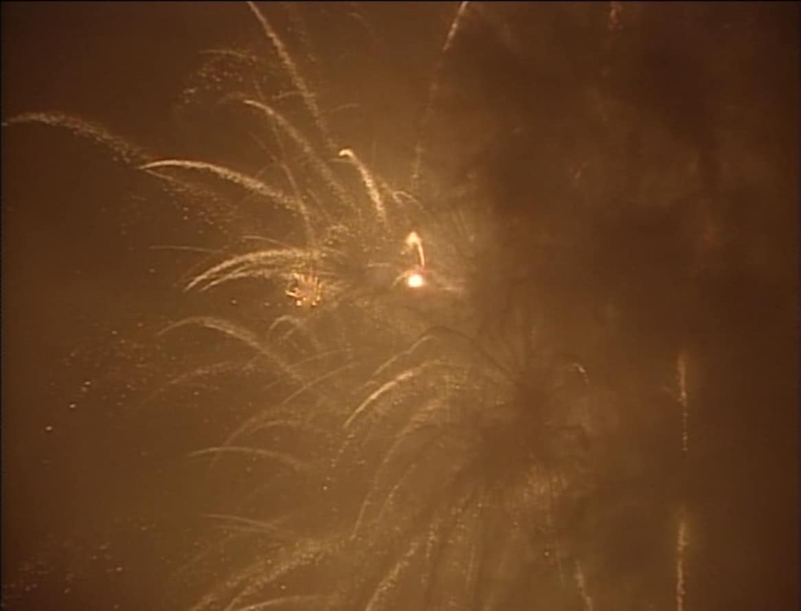 「さんピンCAMP」冒頭の花火のシーン。