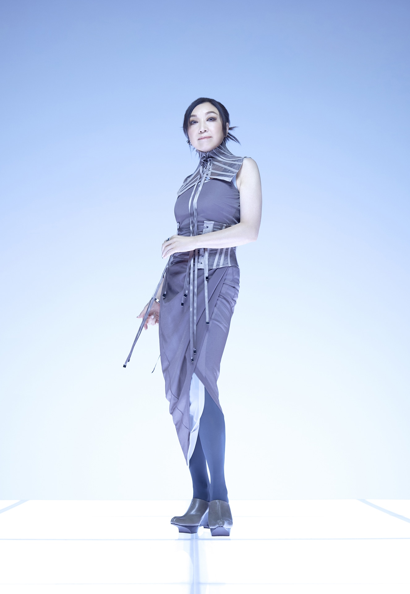 松任谷由実が月面でゆっくりと起き上がる…新曲「DARK MOON」MVの一部公開