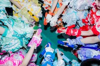 メンバーカラーのマイクを持つiLiFE!。