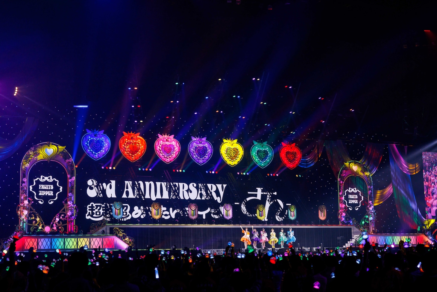 FRUITS ZIPPER「さいたまスーパーアリーナ25周年 FRUITS ZIPPER 3rd ANNIVERSARY 超超超めでたいライブ -さん-」の様子。 © ASOBISYSTEM Co., Ltd.