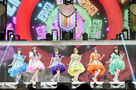 FRUITS ZIPPER「さいたまスーパーアリーナ25周年 FRUITS ZIPPER 3rd ANNIVERSARY 超超超めでたいライブ -さん-」の様子。 © ASOBISYSTEM Co., Ltd.