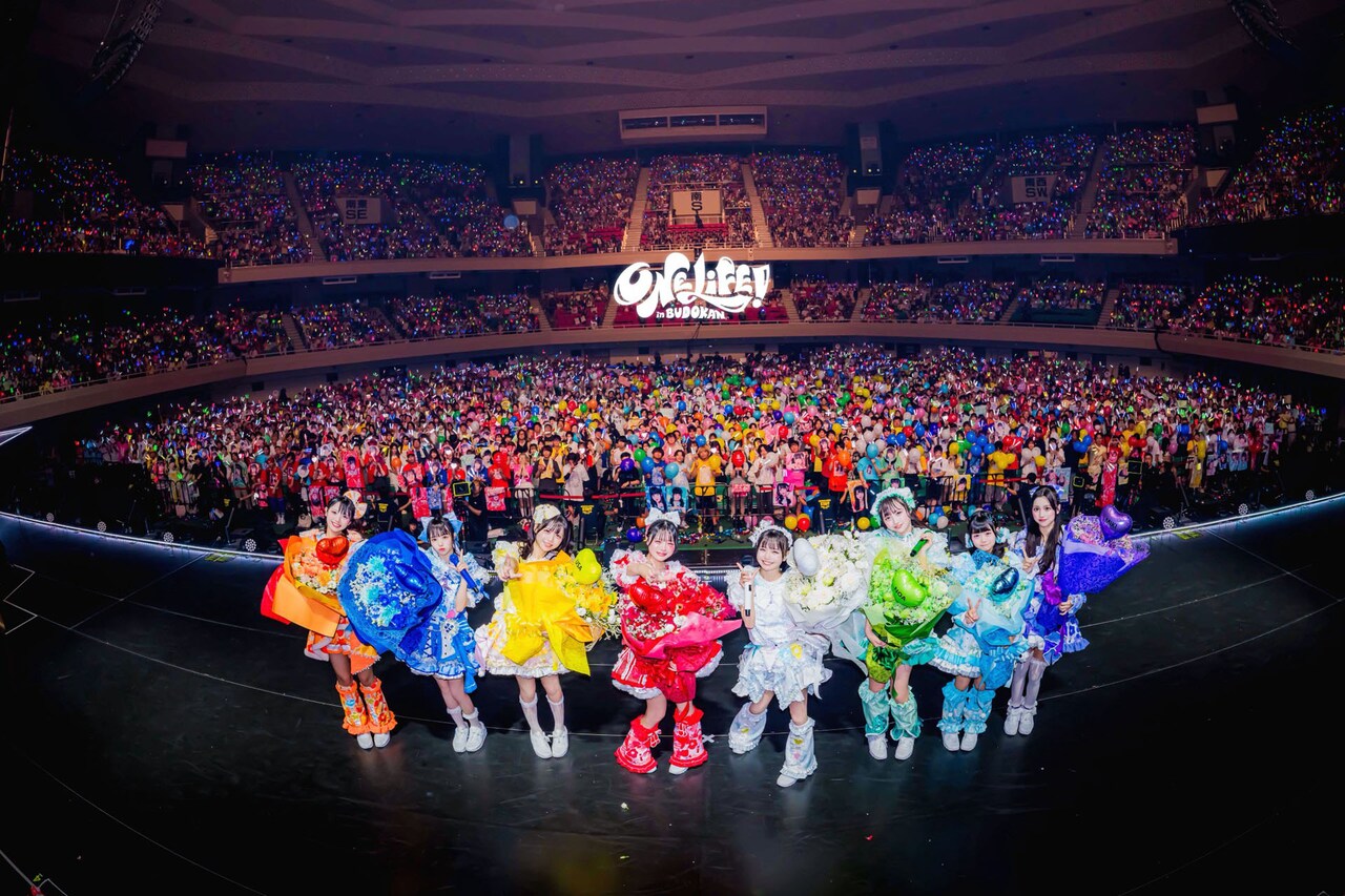 【あいすver.】iLiFE! 武道館公演記念 花束を受け取って記念撮影するiLiFE!。 - iLiFE!アチアチの武道館で