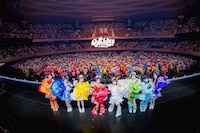 花束を受け取って記念撮影するiLiFE!。