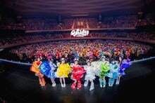 花束を受け取って記念撮影するiLiFE!。