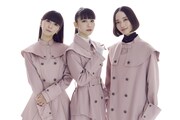 「Perfume Closet #10」より「ネビュラロマンス」をイメージしたアイテムを着用するPerfume。©AMUSE