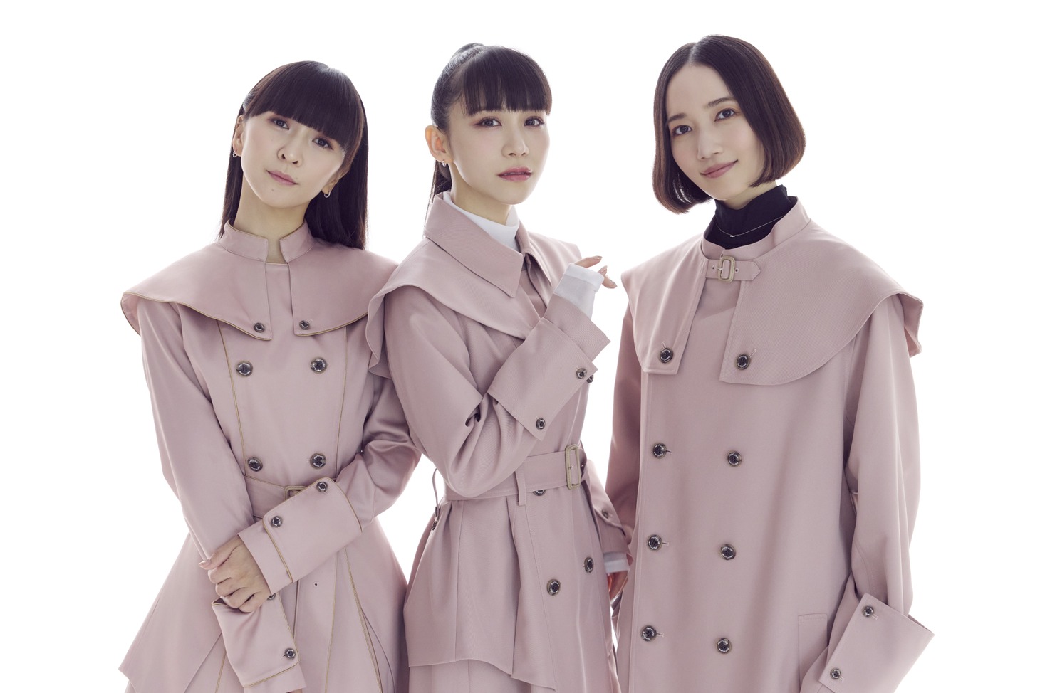 「Perfume Closet #10」より「ネビュラロマンス」をイメージしたアイテムを着用するPerfume。©AMUSE