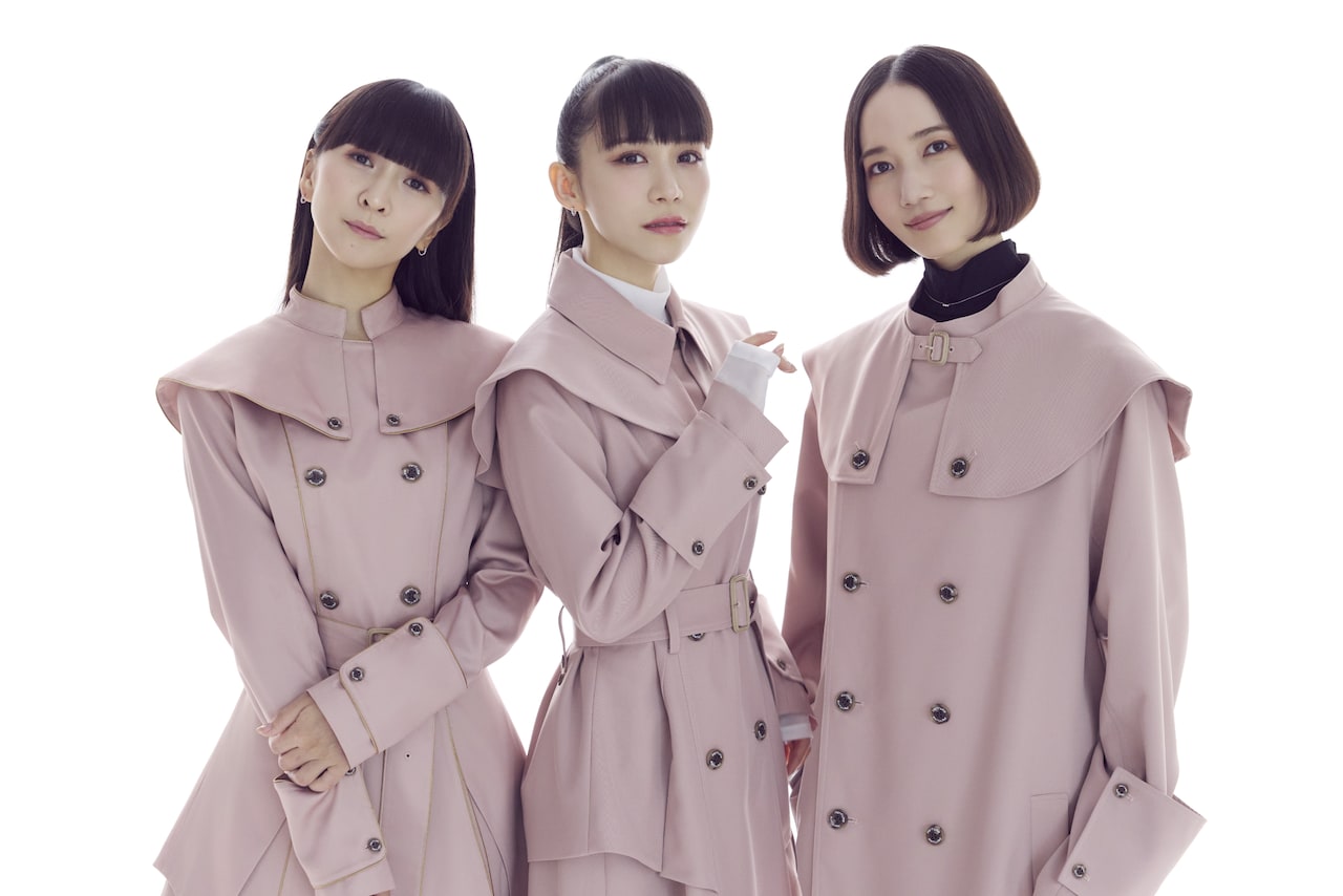 「Perfume Closet #10」より「ネビュラロマンス」をイメージしたアイテムを着用するPerfume。©AMUSE