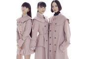 「Perfume Closet #10」より「ネビュラロマンス」をイメージしたアイテムを着用するPerfume。©AMUSE