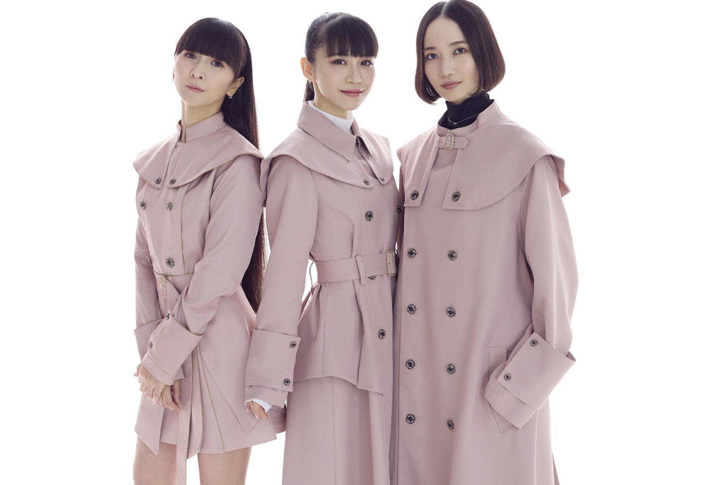 「Perfume Closet #10」より「ネビュラロマンス」をイメージしたアイテムを着用するPerfume。©AMUSE