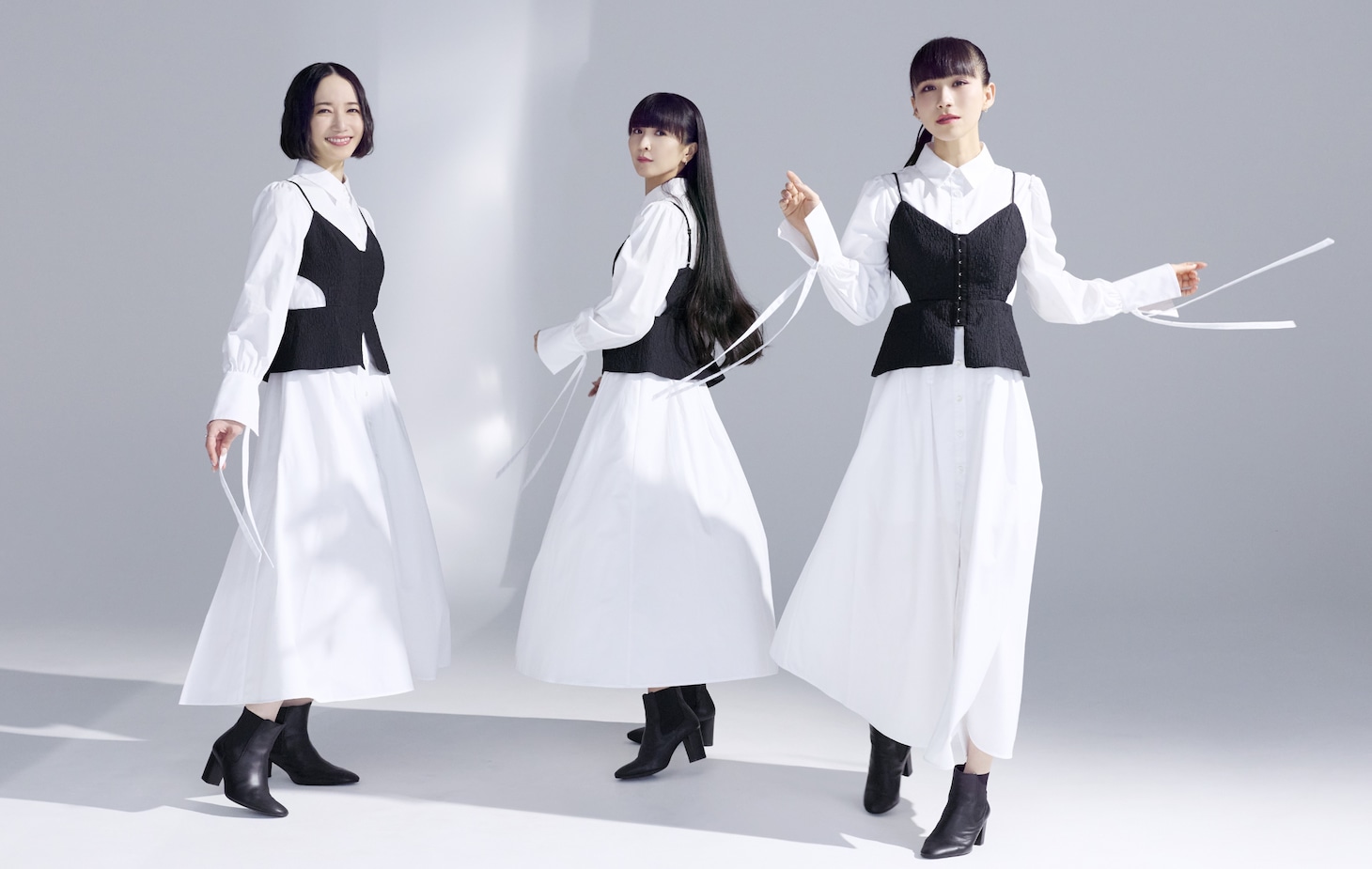 「Perfume Closet #10」より「Perfume "COD3 OF P3RFUM3 ZOZ5" Asia Tour 2024」にインスパイアされたアイテムを着用するPerfume。©AMUSE
