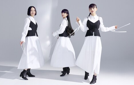 「Perfume Closet #10」より「Perfume "COD3 OF P3RFUM3 ZOZ5" Asia Tour 2024」にインスパイアされたアイテムを着用するPerfume。©AMUSE