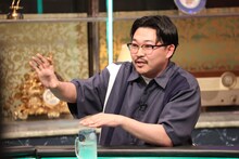 「酒のツマミになる話」より、伊藤俊介（オズワルド）。©フジテレビ