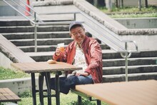 「ワカコ酒 Season9」に出演する玉袋筋太郎。©新久千映 / コアミックス ©2025「ワカコ酒9」製作委員会