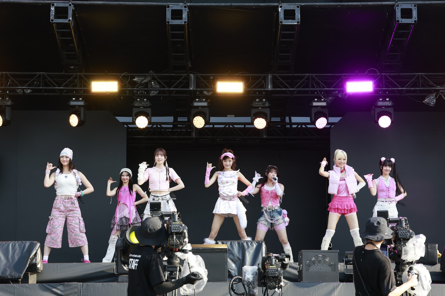 Girls2（写真提供：エイベックス）