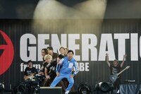 岡村隆史とGENERATIONS。（写真提供：エイベックス）