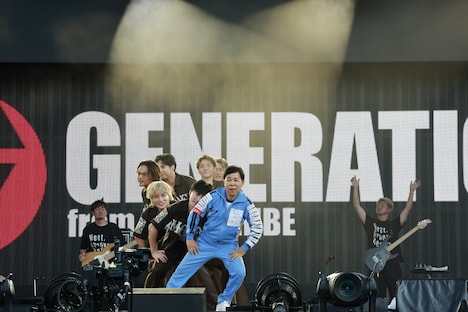 岡村隆史とGENERATIONS。（写真提供：エイベックス）