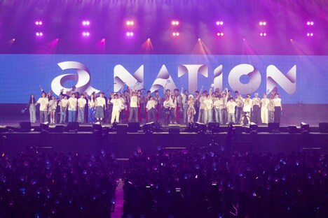 「WOW WAR TONIGHT ～時には起こせよムーヴメント」を歌う2日目の出演者たち。（写真提供：エイベックス）