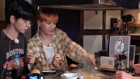 「M:ZINE」より、もんじゃ焼きを作るJAEHYUN（左）とRIWOO（右）。 ©︎テレビ朝日