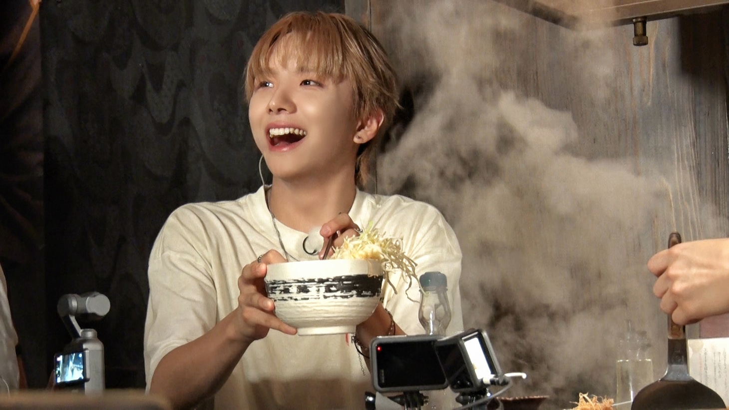 「M:ZINE」より、もんじゃ焼きを作るWOONHAK。 ©︎テレビ朝日