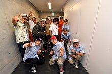 バックステージにて、スチャダラパーと当日の出演者たち。（撮影：三浦憲治）