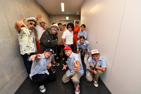 バックステージにて、スチャダラパーと当日の出演者たち。（撮影：三浦憲治）