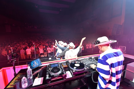 「ジゴロ7」パフォーマンスの様子。（撮影：三浦憲治）