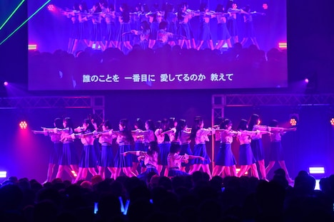 「アオゾラサマーフェスティバル2025」より「誰のことを一番 愛してる？」パフォーマンスの様子。