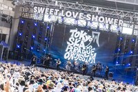 東京スカパラダイスオーケストラと稲葉浩志（B'z）のパフォーマンスの様子。