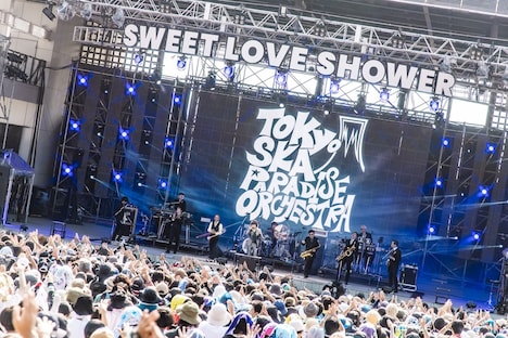 東京スカパラダイスオーケストラと稲葉浩志（B'z）のパフォーマンスの様子。