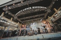 東京スカパラダイスオーケストラと稲葉浩志（B'z）のパフォーマンスの様子。