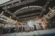 東京スカパラダイスオーケストラと稲葉浩志（B'z）のパフォーマンスの様子。