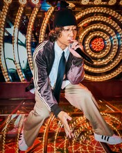 「FIREBIRD VELOUR」を着用したZEN-LA-ROCK。