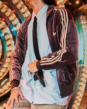 「FIREBIRD VELOUR」を着用したZEN-LA-ROCK。