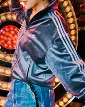 「FIREBIRD VELOUR」を着用したG.RINA。